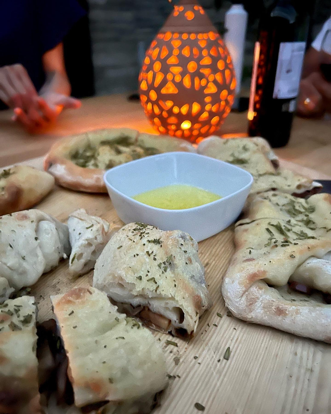 Tipp für einen Sommerabend: Pizzabrot mit Oliven und Rosmarin